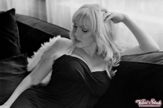 velvet-steele-black-white-gamour-03