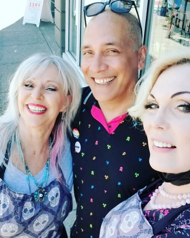 Meet and greet you local city councillor @ptfry here at @catzhair in the drive for #eastsidepride #happypride🌈 💞🖤💞