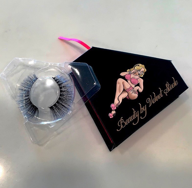 #sinfullysensuous #bluediva #falseeyelashes with a hint of #blue in the #striplash get bold get daring get sinful! Available at @pinupcanada @catzhair or direct through me! #beautybyvelvetsteele by moi your fave #greeneyed #dirtyblonde #glamazon #transsexualwoman #lovinglife💞 and #livingitlarge #amazonstyle 💞🖤💞