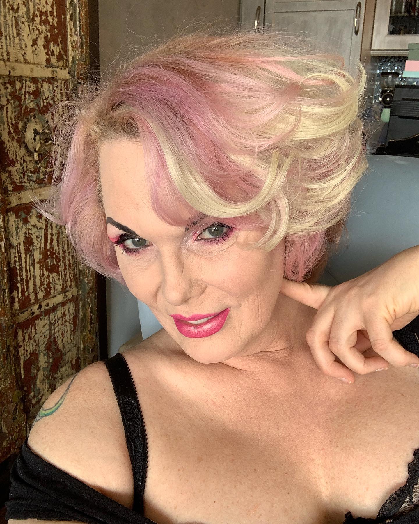 #missme oh the drama! I love the #glamourmakeup #strong and #dramatic as an #oldpunkrockerfromwayback I always #lovedit💕  and #liveitlarge #amazonstyle so without further adieu #shitsandgiggles from your fave #brokenankle #goingstircrazy #greeneyed #pinkhairdontcare #glamazon #transsexualwoman #lovinglife💞 and #livingitup #legup 😜💕🖤💕