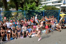 Velvet sprinkes the crowd